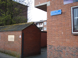 F013160 Straatnaambord van de Arent toe Boecopsingel op de zijkant van een woonflat in de Hanzewijk.