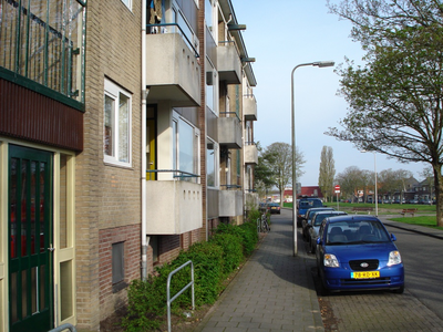 F013162 De voorzijde van een woonflat aan de Arent toe Boecopsingel in de Hanzewijk.