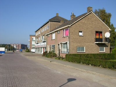 F013163 Woon/winkelflat en ééngezinswoningen aan de Rondweg in de Hanzewijk.