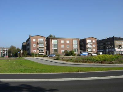 F013166 Woonflats aan de Rondweg in de Hanzewijk.