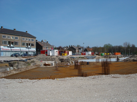 F013167 Aanvang van de bouw van de zogenaamde Trimaran woonflats aan de Rondweg in de Hanzewijk.