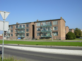 F013169 Woonflats aan de Rondweg in de Hanzewijk.