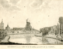 K000174 Het Nieuwe-Werk aan den Singel te Kampen, links de kerktoren van de Bovenkerk en de Cellebroederspoort. ...