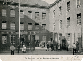 F001839 Hoofdingang van de Van Heutszkazerne (instructie bataillon) aan de Oudestraat.