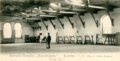 F002896 Exercitieloods van het Intructie-bataljon in de J.B. van Heutszkazerne aan de Buitennieuwstraat.