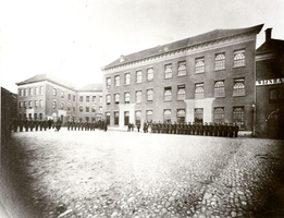 F003130 Militairen staan opgesteld op het plein voor de Generaal J.B. van Heutszkazerne aan de Oudestraat.