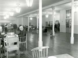 F004440 Ouderen leggen een kaartje in de grote kantine van de voormalige J.B. van Heutszkazerne aan de Oudestraat.