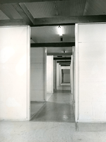 F004447 Interieur met diverse ruimten die verbonden zijn met wanden in de J.B. van Heutszkazerne aan de Oudestraat.