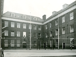 F004449 Hoofdingang van de J.B. van Heutszkazerne aan de Oudestraat.