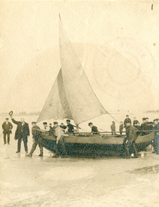 F003214 De ijsvlet onderhield een verbinding ten tijde van een dichtgevroren Zuiderzee tussen Kampen en Urk. Het was de ...