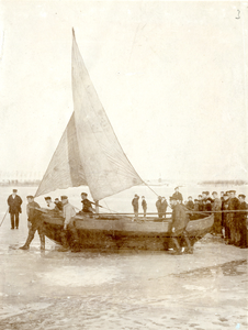 F003215 De ijsvlet onderhield een verbinding ten tijde van een dichtgevroren Zuiderzee tussen Kampen en Urk. Het was de ...