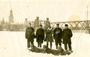 F008752 Groepje mannen waaronder 4 soldaten op een bevroren IJssel in de Winter van 1940.Staande - de brugwachters - ...