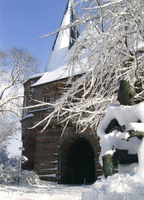 F012768 Winter in het plantsoen, de Cellebroederspoort en de paljas in de sneeuw. De poort wordt officieel genoemd na ...