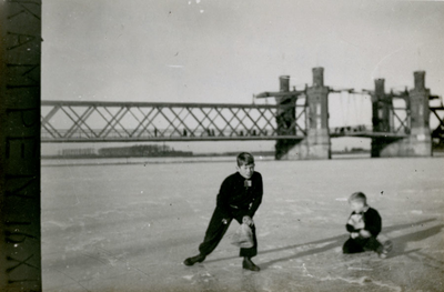 F012699 Winter 1933, J.R. Berk (geb. 1924) en G.L. Berk (geb. 1927) spelen op de bevroren IJssel.