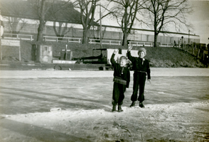 F012700 Winter 1933, G.L. Berk (geb. 1927) en J.R. Berk (geb. 1924) op de ijsbaan bij het station, spelen met ...