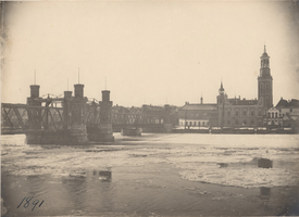 F000112 De IJsselbrug en IJsselkade en een bijna geheel dichtgevroren IJssel tijdens de winter van 1891.