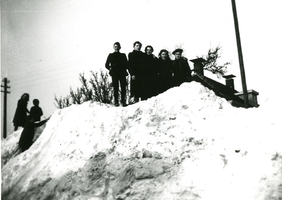 F008741 In maart 1942 was 's-Heerenbroek enkele dagen van alle verkeer verstoken. Een zware sneeuwstorm zorgde op vele ...