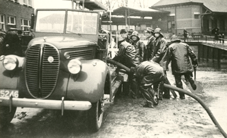 F010700 Brandweeroefening aan de Trekvaart nabij het NS station.De auto, merk Ford, opgebouwd door Fa. Felix en Fa. P. ...