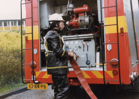 F010692 Henk Heldoorn van de vrijwillige brandweer IJsselmuiden die in 1985 bij de gewestelijke wedstrijden te Zwolle ...