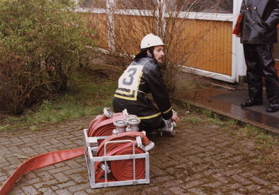 F010693 Joop Kragt van de vrijwillige brandweer IJsselmuiden die in 1985 bij de gewestelijke wedstrijden te Zwolle als ...