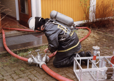 F010694 De vrijwillige brandweer van IJsselmuiden werd in 1985 bij de gewestelijke wedstrijden te Zwolle als tweede ...