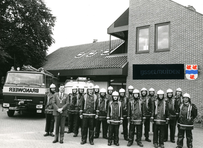 F010702 De vrijwillige Brandweer van IJsselmuiden.(uiterst rechts P. v.d. Wetering).