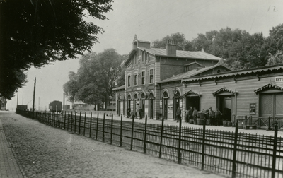 F002095 Het oude stationsgebouw en stationsemplacement van de Nederlandsche Centraal-Spoorwegmaatschappij, ooit het ...