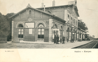 F002096 Het oude stationsgebouw en stationsemplacement van de Nederlandsche Centraal-Spoorwegmaatschappij, ooit het ...