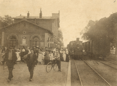 F002097 Aankomst van kinderen uit de vakantiekolonie Egmond bij het station. Dit oude stationsgebouw en ...