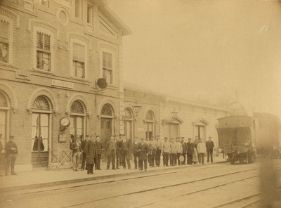 F002092 Het stationsgebouw te Kampen van de Nederlandsche Centraal-Spoorwegen en kopstation van de N.C.S.-lijn ...