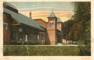 F002099 De voorzijde van het nieuwe stationsgebouw, dit nieuwe gebouw werd op 9 juli 1912 in gebruik genomen, gelijk ...