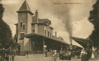 F002100 Het nieuwe station dat het oude gebouw verving werd op 9 juli 1912 in gebruik genomen, gelijk met de opening ...