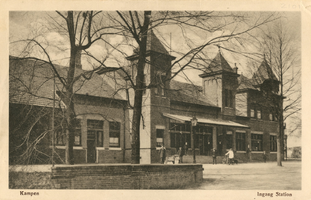 F002101 De voorzijde van het nieuwe stationsgebouw, dit nieuwe gebouw werd op 9 juli 1912 in gebruik genomen, gelijk ...