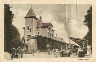 F002102 Het nieuwe station dat het oude gebouw verving werd op 9 juli 1912 in gebruik genomen, gelijk met de opening ...