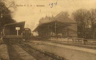 F002103 Het nieuwe stationsgebouw rond 1916, op 9 juli 1912 werd het nieuwe gebouw in gebruik genomen. Bij de ...