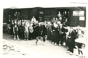 F002104 Spoorwegwagons met het opschrift Kamperfruit Centrale VV10 1943 op het spooremplacement van Kampen met daarvoor ...