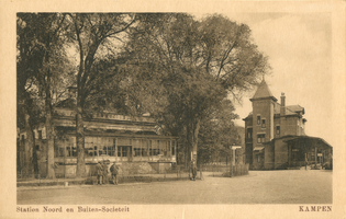 F002105 De oude Buitensociëteit en het station, Het nieuwe stationsgebouw werd op 9 juli 1912 in gebruik genomen. ...