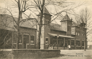 F005622 De voorzijde van het nieuwe stationsgebouw, dit nieuwe gebouw werd op 9 juli 1912 in gebruik genomen, gelijk ...
