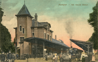 F007520 Het nieuwe station dat het oude gebouw verving werd op 9 juli 1912 in gebruik genomen, gelijk met de opening ...