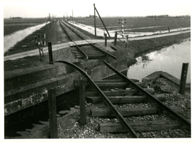F008745 Een nacht voor de bevrijding bliezen de Duitsers op enkele plaatsen de spoorlijn Kampen-Zwolle op. Hier bij de ...