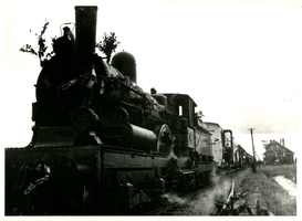 F008746 Op 19 mei 1945 rijdt de trein voor het eerst na de spoorwegstaking van 17 september 1944 het station ...