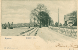 F002094 De Zwolseweg temidden van de rivier de IJssel en het station van de Nederlandsche ...