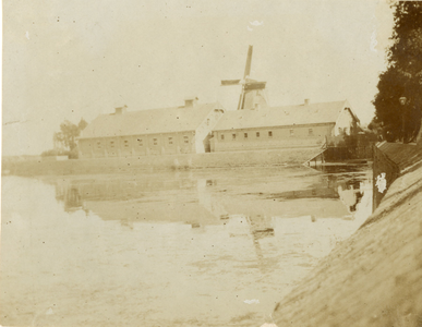 F002337 In 1897 werd ten gerieve van de officieren van de Hoofdcursus deze manege gebouwd, het hoge achterste deel ...