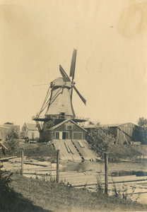 F002338 Houtzaagmolen De Eendracht , deze achtkantige bovenkruier met stelling heeft op de houtwerf van Nijhuis aan het ...