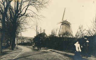 F002344 IJsseldijk met de 1ste molen van Reijnders, het huis in de nabijheid van de molen is de blekerswoning, achter ...