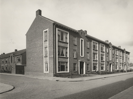 F000827 Flatwoningen op de hoek Dr. Schaepmanstraat en Groen van Prinstererstraat.