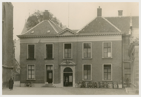 F001005 Westgevel van de Hoofdcursus aan de Koornmarkt, De hoofdcursus nam haar intrek in 1883, daarvoor was er de ...