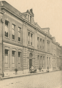 F001820 Theologische Hogeschool aan de Oudestraat. Tot 1929 was in dit gebouw ook het gereformeerd gymnasium gevestigd.