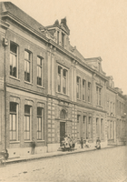 F001820 Theologische Hogeschool aan de Oudestraat. Tot 1929 was in dit gebouw ook het gereformeerd gymnasium gevestigd.