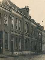 F001821 De Theologische Universiteit met belendende percelen aan de Oudestraat. Tot 1922 was in dit gebouw het ...